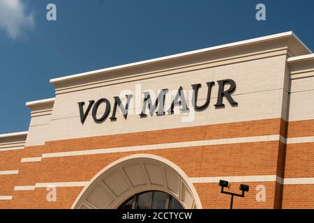 ROSEVILLE, MN/USA - 23 AOÛT 2020 : extérieur du grand magasin de vente au détail de von Maur et logo de marque. Banque D'Images