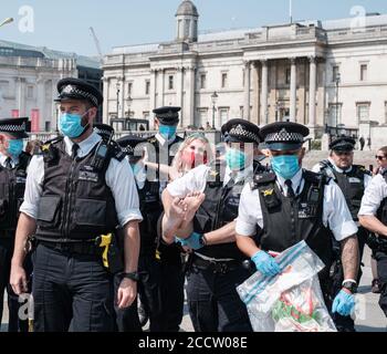 Extinction Rebellion taint les fontaines à Trafalgar Square pour leurs Du sang sur vos mains Banque D'Images