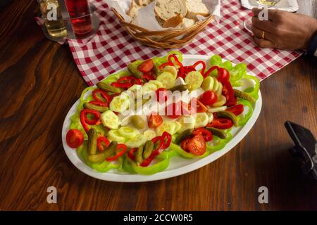 Salade Mixte connu comme le 'jardin' sur la grande assiette Banque D'Images