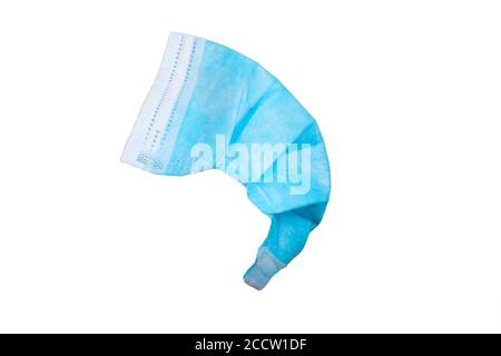 Vue latérale du masque médical bleu isolée sur fond blanc. Banque D'Images