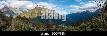 Vue de Routeburn Track à Hollyford Valley dans le parc national de Fiordland, Île du Sud/Nouvelle-Zélande Banque D'Images