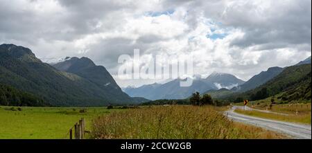 Vue panoramique sur la vallée d'Eglinton près de l'autoroute Milford, Île du Sud/Nouvelle-Zélande Banque D'Images