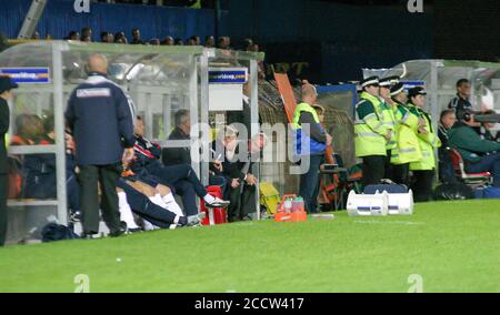 07 septembre 2005. Windsor Park, Belfast, Irlande du Nord. Football international – coupe du monde de la FIFA 2006 Groupe 6 qualificateur, Irlande du Nord 1 Angleterre 0. Sven Goran Eriksson assis dans le dugout aux côtés de Sammy Lee à Windsor Park, Belfast septembre 2005. Banque D'Images