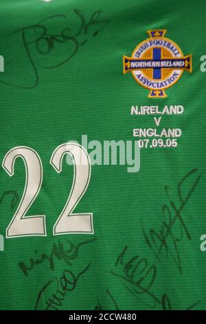 07 septembre 2005. Windsor Park, Belfast, Irlande du Nord. Football international – coupe du monde de la FIFA 2006 Groupe 6 qualificateur, Irlande du Nord 1 Angleterre 0. Un maillot de football signé en Irlande du Nord du match de 2005 a remporté la victoire sur l'Angleterre à Belfast. Banque D'Images