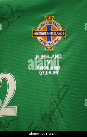 07 septembre 2005. Windsor Park, Belfast, Irlande du Nord. Football international – coupe du monde de la FIFA 2006 Groupe 6 qualificateur, Irlande du Nord 1 Angleterre 0. Un maillot de football signé en Irlande du Nord du match de 2005 a remporté la victoire sur l'Angleterre à Belfast. Banque D'Images
