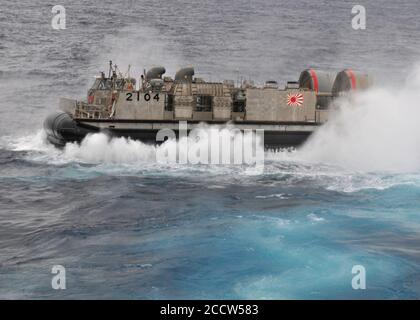 L'embarcation de la Force d'autodéfense maritime japonaise, Air Cushioned (LCAC) 2104 retourne à son navire. Banque D'Images