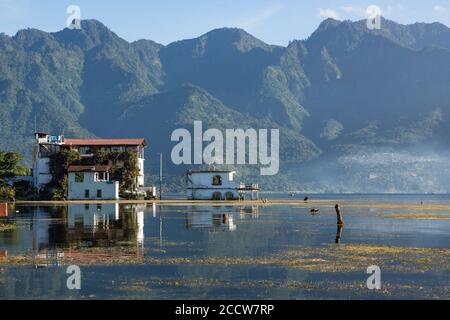 Des bâtiments inondés à San Pedro la Laguna sur le lac Atitlan au Guatemala. Depuis 2009, le lac a augmenté de plus de 30 pieds, inondant de nombreuses propriétés aro Banque D'Images