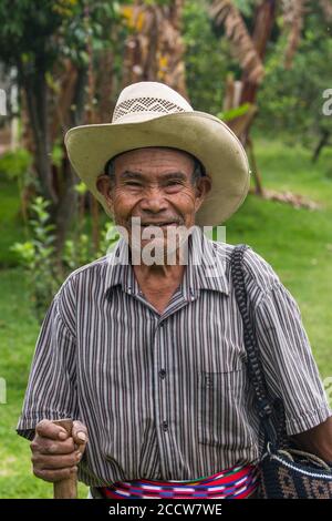 Un fermier maya à San Pedro la Laguna, Guatemala. Banque D'Images