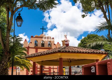 L'église de la Dulce nombre de Jésus ou le nom doux de Jésus l'église catholique est dans le barrio de Cuxtitali à San Cristobal de las Casas, Chiapas, M Banque D'Images