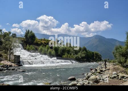 Srinagar, Inde. 24 août 2020. Les habitants de la région se reposent près d'une chute d'eau pendant une journée chaude et ensoleillée à la périphérie de Srinagar. Crédit : SOPA Images Limited/Alamy Live News Banque D'Images