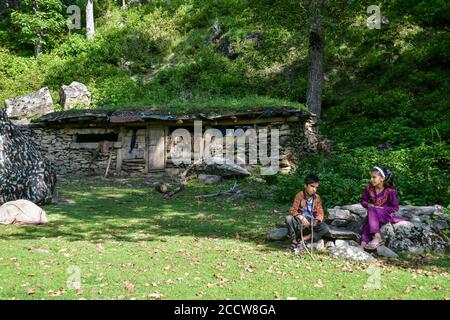 Srinagar, Inde. 24 août 2020. Les enfants nomades se reposent à l'extérieur de leur maison de make-shift pendant une chaude journée ensoleillée à la périphérie de Srinagar. Crédit : SOPA Images Limited/Alamy Live News Banque D'Images