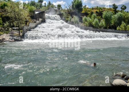 Srinagar, Inde. 24 août 2020. Un garçon cachemiri nage dans la rivière pour se rafraîchir lors d'une chaude journée d'été à la périphérie de Srinagar. Crédit : SOPA Images Limited/Alamy Live News Banque D'Images