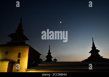 Srinagar, Inde. 24 août 2020. Le croissant de lune cirant s'élève au-dessus de la Grande Mosquée historique de Srinagar. Crédit : SOPA Images Limited/Alamy Live News Banque D'Images