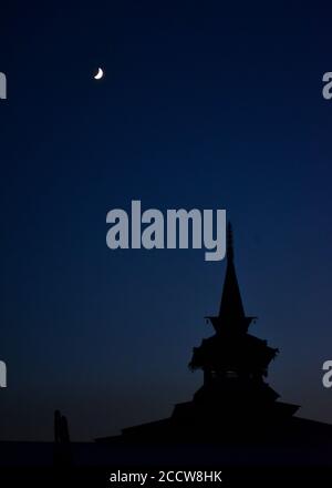 Srinagar, Inde. 24 août 2020. Le croissant de lune cirant s'élève au-dessus de la Grande Mosquée historique de Srinagar. Crédit : SOPA Images Limited/Alamy Live News Banque D'Images