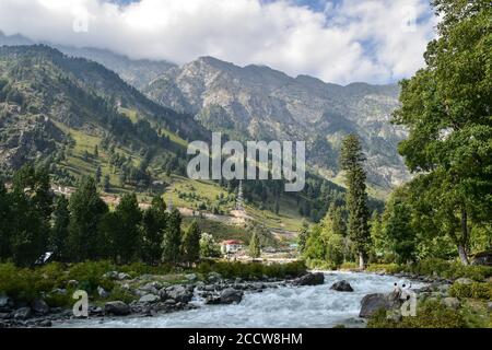 Srinagar, Inde. 24 août 2020. Les résidents se reposent sur la pierre près de la rivière pendant une journée chaude et ensoleillée à la périphérie de Srinagar. Crédit : SOPA Images Limited/Alamy Live News Banque D'Images