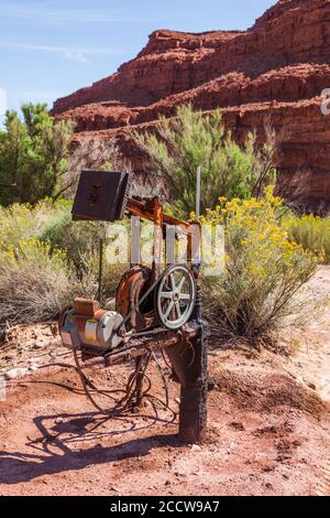 Un puits d'huile peu profond avec un très petit cric à pompe dans le sud-est de l'Utah. Banque D'Images