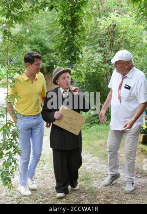 19 août 2020, Saxe-Anhalt, Würchwitz: En tant qu'ambassadeur du fromage "Mite cheese", Friedrich-Karl Steinbach, 84 ans, qui joue le crook Egon dans les "films Würchwitz Olsenbande", traverse le jardin de l'usine de fromage Mite et le musée avec le professeur de biologie Helmut Pöschel (r) et le théologien Christian Schmelzer (hobby). Le « fromage le plus vivant du monde », qui consiste en fromage à la crème ou en fromage blanc et mûrit pendant de nombreux mois avec environ 10,000 acariens en caisses en bois, est apprécié par les gourmets du monde entier et fait l'objet de recherches scientifiques à maintes reprises. A Banque D'Images