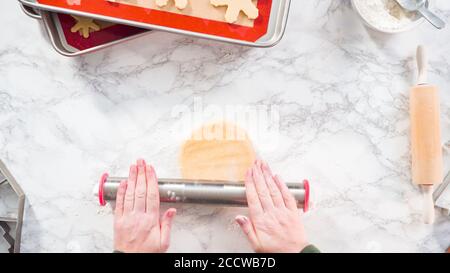 Pose plate. Étape par étape. Faire rouler la pâte à biscuits de sucre pour cuire des biscuits de Noël. Banque D'Images