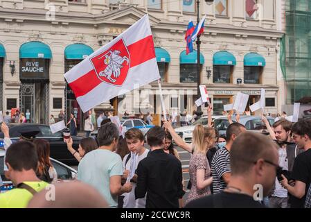 Saint-Pétersbourg, Russie - 22 août 2020 : les gens soutiennent la démocratie en Biélorussie en agitant avec un drapeau blanc-rouge-blanc sur la perspective Nevsky. Banque D'Images