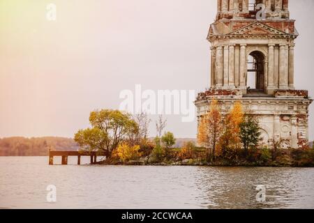 Ancien clocher abandonné au milieu du lac, Kalyazin, Russie Banque D'Images