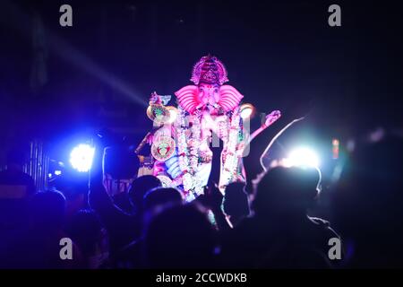 Kolkata, Inde. 24 août 2020. Les dévotés hindous prennent part à une procession et dansent devant l'idole d'argile de lord Ganesha (déité à tête d'éléphant hindou) avant une immersion de l'idole le le troisième jour du festival Ganesh Chaturthi au milieu de la pandémie de Covid-19. (Photo de JIT Chattopadhyay/Pacific Press) Credit: Pacific Press Media production Corp./Alay Live News Banque D'Images