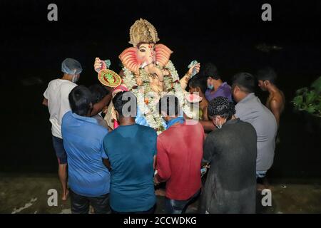 Kolkata, Inde. 24 août 2020. Les dévotés hindous de Kolkata portant une idole d'argile de la divinité hindoue à tête d'éléphant Ganesha pour immersion dans un plan d'eau le troisième jour du festival Ganesh Chaturthi au milieu de la pandémie Covid-19. (Photo de JIT Chattopadhyay/Pacific Press) Credit: Pacific Press Media production Corp./Alay Live News Banque D'Images