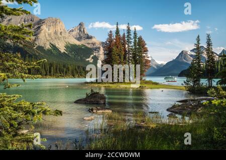 Parc national Jasper, Alberta, Canada, l'île Spirit sur le lac Maligne pendant l'été. Banque D'Images