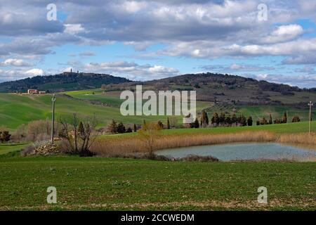 Petites routes avec cyprès méditerranéen, fermes et collines verdoyantes, un paysage typique de Toscane, Italie Banque D'Images