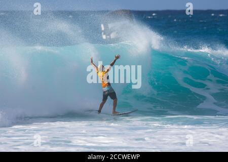 Le surfeur professionnel brésilien Italo Ferreira célèbre un score de vague parfait lors de l'événement Pipeline de la World Surf League, North Shore of Oahu, Banque D'Images