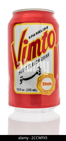 Winneconne, WI - 24 juillet 2020 : une canette de bicarbonate de soude Vimto sur un fond isolé Banque D'Images