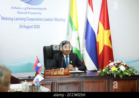 (200825) -- VIENTIANE, le 25 août 2020 (Xinhua) -- le Premier ministre lao, Thongloun Sisoulith, parle lors de la troisième réunion des dirigeants de la coopération Lancang-Mékong (LMC) par liaison vidéo à Vientiane, au Laos, le 24 août 2020. La troisième réunion des dirigeants du LMC a eu lieu lundi par liaison vidéo. La réunion, sous le thème "renforcer le partenariat pour une prospérité partagée", a été co-présidée par le Premier ministre chinois Li Keqiang et le Premier ministre du Laos Thongloun Sisoulith, le Coprésident du LMC, et a assisté par le Premier ministre Hun Sen du Cambodge, le Président U Win Myint du Myanmar, le Premier ministre thaïlandais Prayut Chan-o-cha, et Banque D'Images