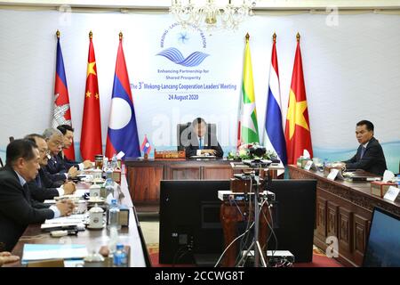 (200825) -- VIENTIANE, 25 août 2020 (Xinhua) -- le Premier ministre lao, Thongloun Sisoulith (2e, R), prend la parole lors de la troisième réunion des dirigeants de la coopération Lancang-Mékong (LMC) par liaison vidéo à Vientiane, Laos, le 24 août 2020. La troisième réunion des dirigeants du LMC a eu lieu lundi par liaison vidéo. La réunion, sous le thème "renforcer le partenariat pour une prospérité partagée", a été co-présidée par le Premier ministre chinois Li Keqiang et le Premier ministre du Laos Thongloun Sisoulith, le Coprésident du LMC, et a réuni le Premier ministre cambodgien Hun Sen, le Président U Win Myint du Myanmar, le Premier ministre thaïlandais Prayut Chan-o-cha Banque D'Images