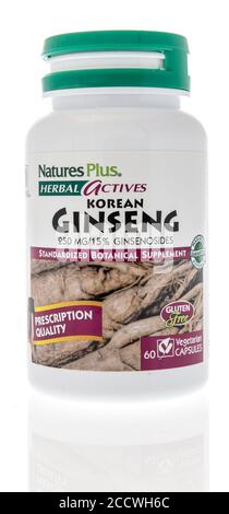 Winneconne , WI - 20 août 2020 : une bouteille de supplément de natures plus de ginseng coréen sur un fond isolé. Banque D'Images