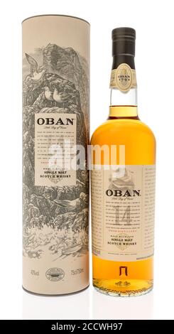 Winneconne , WI - 20 août 2020 : une bouteille de whisky écossais single malt Oban vieux de 14 ans sur un fond isolé. Banque D'Images