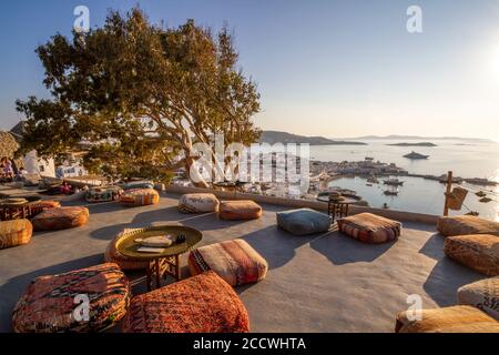 Vue sur la ville de Mykonos depuis le sommet d'une colline à 180º Sunset Bar et le château de Panigirakis - destination parfaite pour visiter Mykonos, Cyclades, Grèce, UE. Banque D'Images