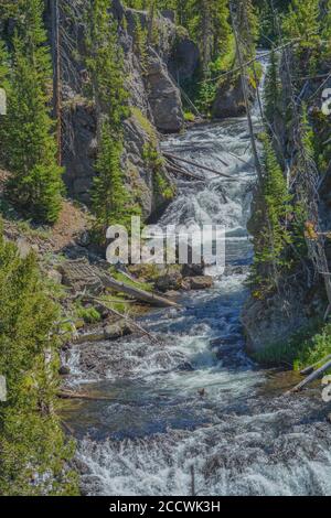 La magnifique chute d'eau Kepler Cascades sur la rivière Firehole. Parc national de Yellowstone, dans les montagnes Rocheuses, comté de Park, Wyoming Banque D'Images