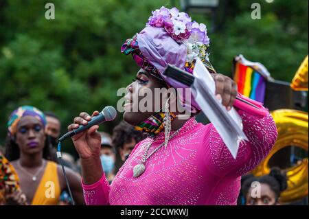 Célébrant la vie de Marsha P. Johnson à l'occasion de ce qui aurait été son 75e anniversaire, des membres de la communauté LGBTQI et leurs alliés se sont réunis au Washington Square Park à New York le 24 août 2020. Marsha Johnson, qui mourut en 1992, était une fervent défenseur des droits des homosexuels et jouait un rôle important dans le soulèvement de Stonewall. (Photo de Gabriele Holtermann/Sipa USA) crédit: SIPA USA/Alay Live News Banque D'Images