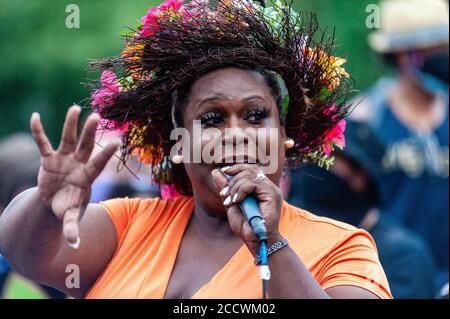 Célébrant la vie de Marsha P. Johnson à l'occasion de ce qui aurait été son 75e anniversaire, des membres de la communauté LGBTQI et leurs alliés se sont réunis au Washington Square Park à New York le 24 août 2020. Marsha Johnson, qui mourut en 1992, était une fervent défenseur des droits des homosexuels et jouait un rôle important dans le soulèvement de Stonewall. (Photo de Gabriele Holtermann/Sipa USA) crédit: SIPA USA/Alay Live News Banque D'Images