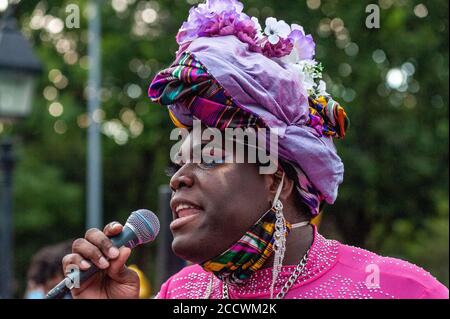 Célébrant la vie de Marsha P. Johnson à l'occasion de ce qui aurait été son 75e anniversaire, des membres de la communauté LGBTQI et leurs alliés se sont réunis au Washington Square Park à New York le 24 août 2020. Marsha Johnson, qui mourut en 1992, était une fervent défenseur des droits des homosexuels et jouait un rôle important dans le soulèvement de Stonewall. (Photo de Gabriele Holtermann/Sipa USA) crédit: SIPA USA/Alay Live News Banque D'Images