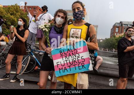 Célébrant la vie de Marsha P. Johnson à l'occasion de ce qui aurait été son 75e anniversaire, des membres de la communauté LGBTQI et leurs alliés se sont réunis au Washington Square Park à New York le 24 août 2020. Marsha Johnson, qui mourut en 1992, était une fervent défenseur des droits des homosexuels et jouait un rôle important dans le soulèvement de Stonewall. (Photo de Gabriele Holtermann/Sipa USA) crédit: SIPA USA/Alay Live News Banque D'Images