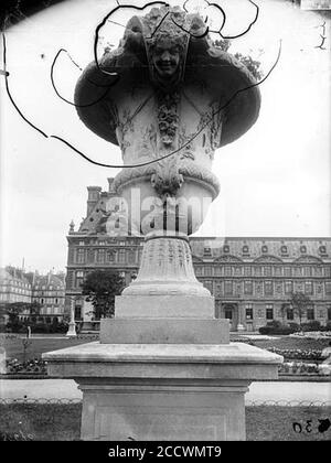 Jardin des TuileriesPalais du Louvre - vase du parterre du Carrousel - Paris 01 - Médiathèque de l'architecture et du patrimoine - Banque D'Images