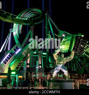 Les incroyables montagnes russes Hulk à Island's of Adventure Banque D'Images