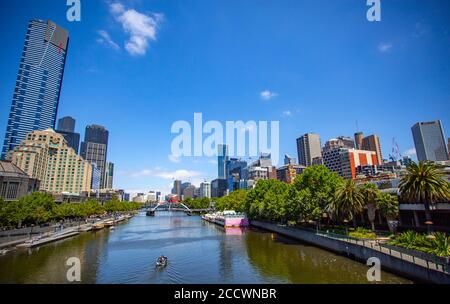 Vue spectaculaire sur la Yarra River en aval et sur la ligne d'horizon du quartier central des affaires, CBD, à Melbourne, Victoria, Australie Banque D'Images