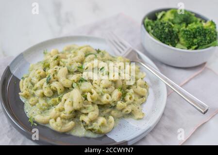 Salade de pâtes végétaliens fusilli maison saine avec brocoli Banque D'Images