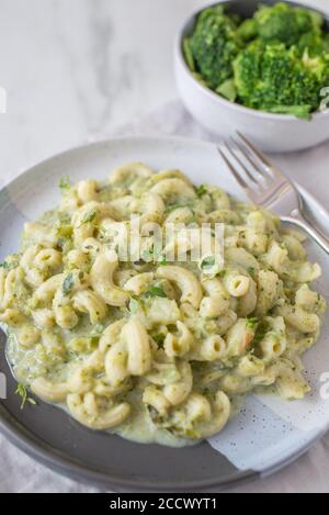 Salade de pâtes végétaliens fusilli maison saine avec brocoli Banque D'Images