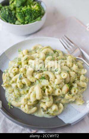 Salade de pâtes végétaliens fusilli maison saine avec brocoli Banque D'Images