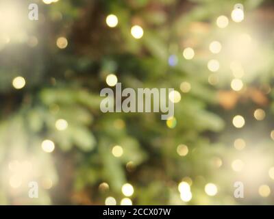 décoration et éclairage de vacances - guirlande de noël bokeh lumières sur fond bleu foncé Banque D'Images