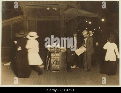 Jerald Schaitberger, du 416 W. 57th St. N. Y., qui aide un garçon plus âgé à vendre des papiers. Jusqu'À 10 H sur Columbus Circle. 7 ans. 9-30 H, 8 octobre 1910) Banque D'Images