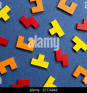 Blocs de couleur sur fond bleu. Pensée créative, concept d'idée. Vue du dessus Banque D'Images