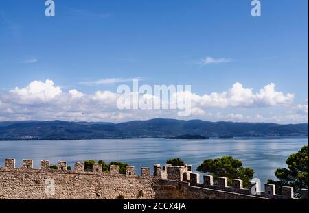 Vue sur le lac Trasimène depuis la forteresse du Lion Banque D'Images